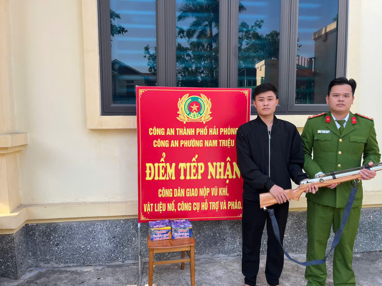 Công an phường Nam Triệu: Tích cực vận động giao nộp vũ khí và pháo nổ